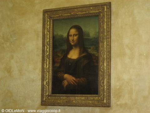 Reproduction of the Mona Lisa in a gilded frame on an ochre wall