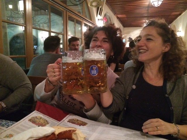 Due donne brindano con boccali da birra all'Hofbräuhaus di Monaco