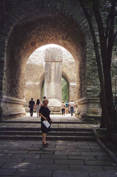 Tourist beneath the stone arch with ancient stele, Ming Xiaoling, Nanjing