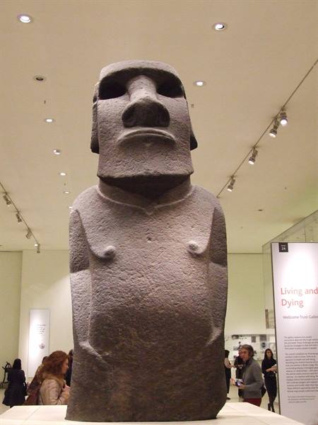 LONDON- British Museum : Easter Island statue