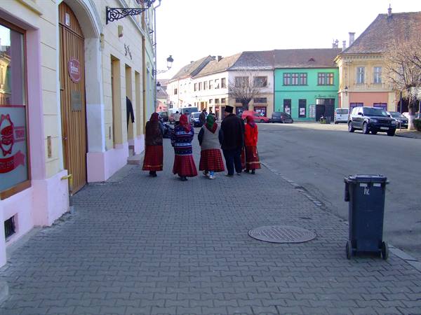 MEDIAS - Traditional costumes
