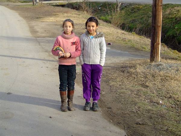 MOSNA - Delightful little girls