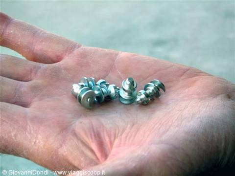 They are helical: they are fitted and removed with a simple battery screwdriver