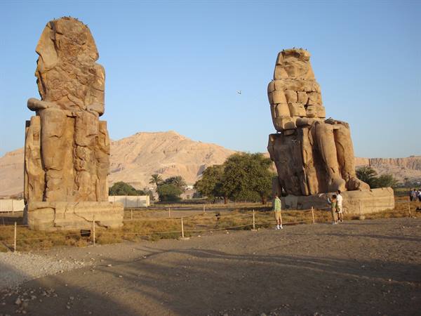 the colossi of memnon