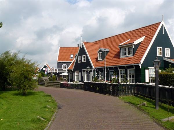 By bike between Edam, Volendam and Marken