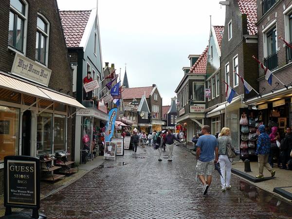 By bike between Edam, Volendam and Marken