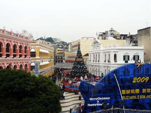 Christmas tree 2009 at Senado Square, Macau, among colorful colonial buildings