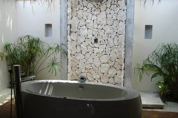 Maldivian shower and jacuzzi kandoludu