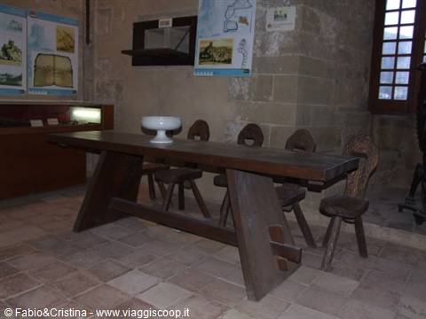 Brolo - Typical medieval furnishings inside the Castle
