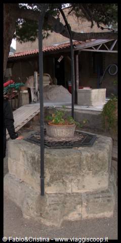 Brolo - The well in the Castle courtyard