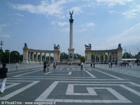 Heroes' Square in Budapest: stone millennium column between two colonnades