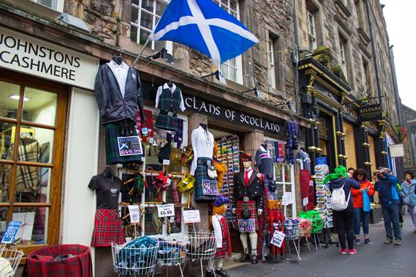 Cashmere shop on Edinburgh's Royal Mile, Scottish flag and tourists