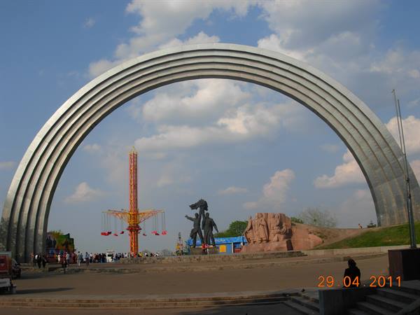arch of friendship between Russia and Ukraine