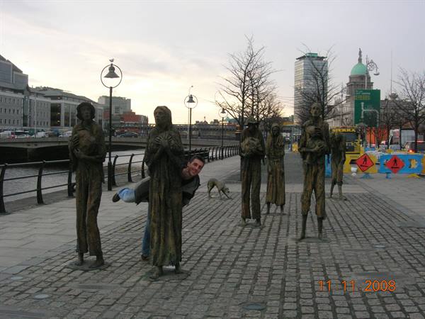 Dublin - bizarre statues along the river!