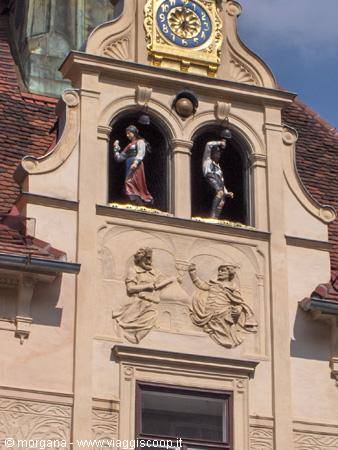 Every day two wooden statues come out of the windows and dance