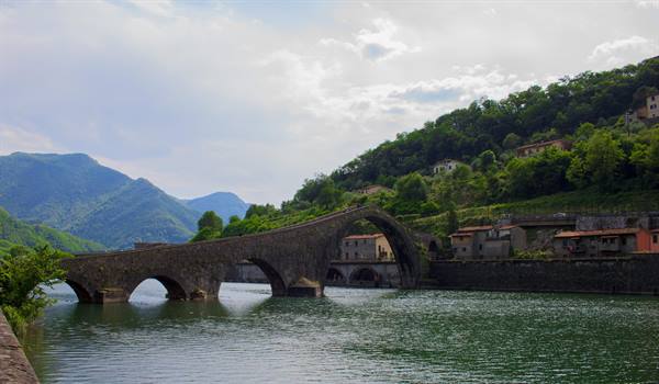 Ponte della Maddalena at Borgo a Mozzano, stone arch spanning the Serchio river
