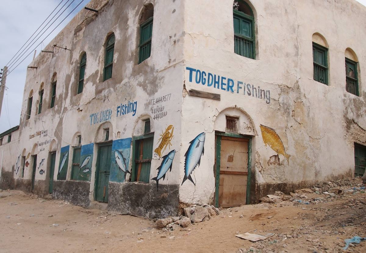 Togdher Fishing, vecchio edificio stuccato con pesci dipinti