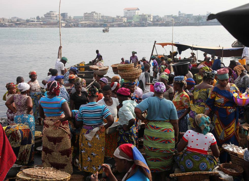 Donne con cesti di vimini vendono pesce al porto di Freetown