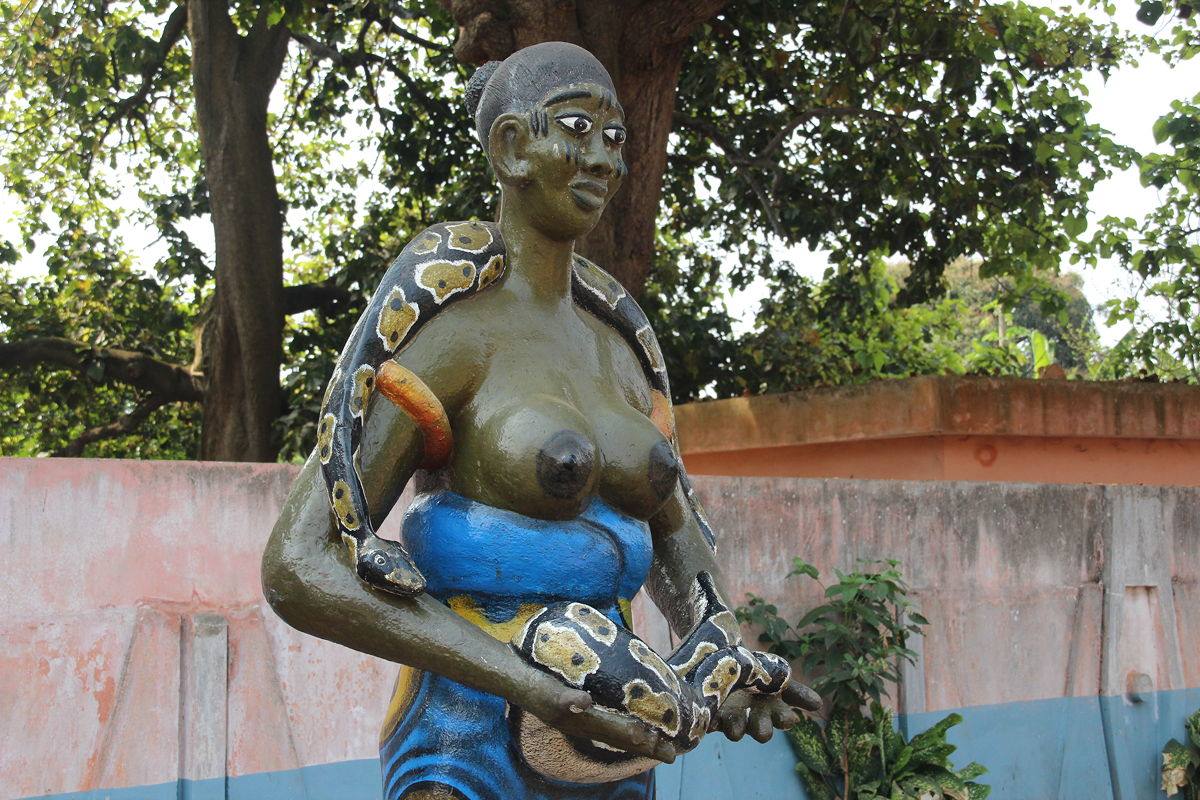 Statua in cemento dipinto di donna con pitoni, tempio dei Pitoni, Ouidah