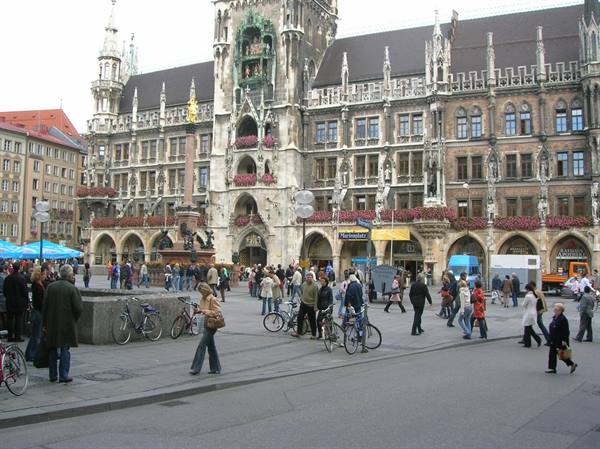 MARIENPLATZ WITH THE FAMOUS CARILLON