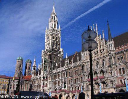 Munich's Marienplatz with the Gothic New Town Hall and street lamp