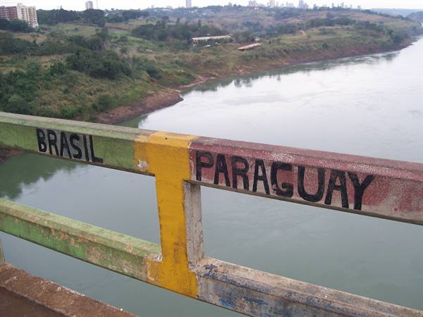border line between Brazil and Paraguay