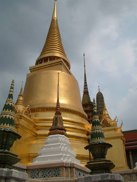 the golden dome of the Phra Si Rattana Chedi