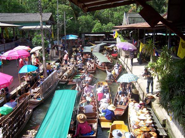 the floating market of Damnoen Saduak