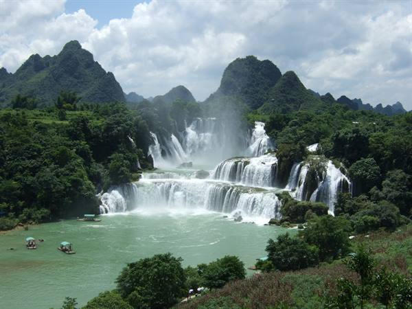 Detian falls on the border with China