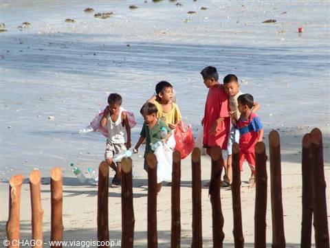 El Nido, Filipino children busy with recycling