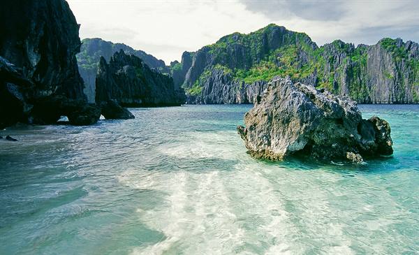 arrival at the El Nido lagoon