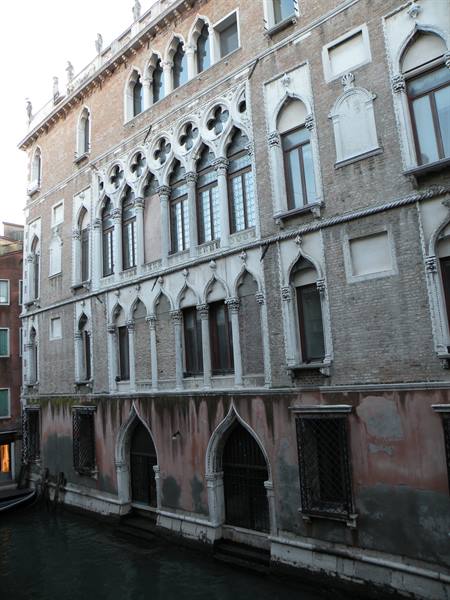 building opposite our hotel alla fava