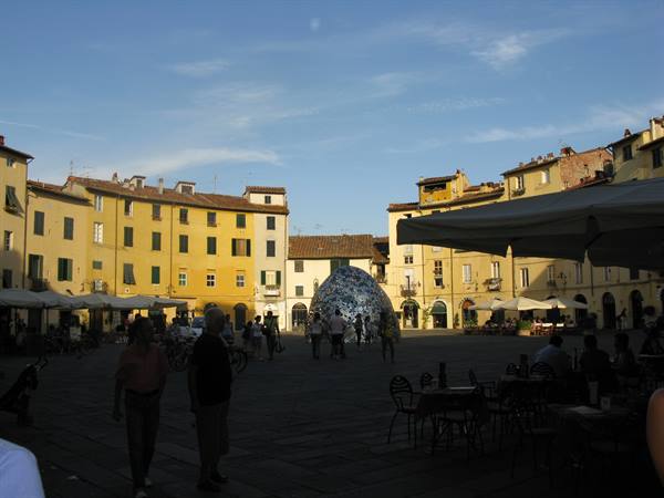 piazza dell'anfiteatro in Lucca
