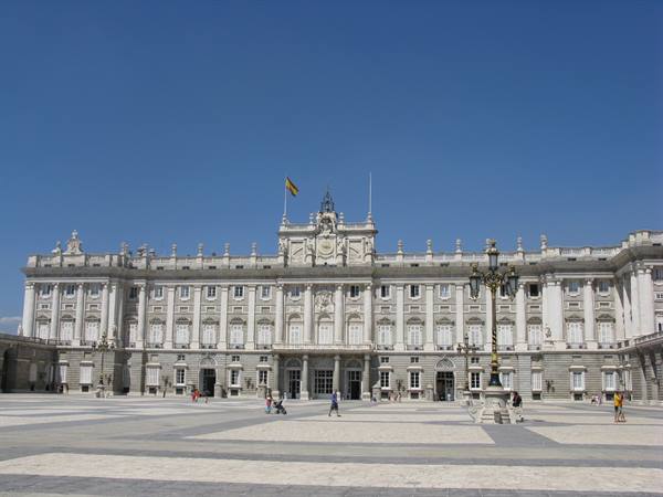 Palacio Real and courtyard