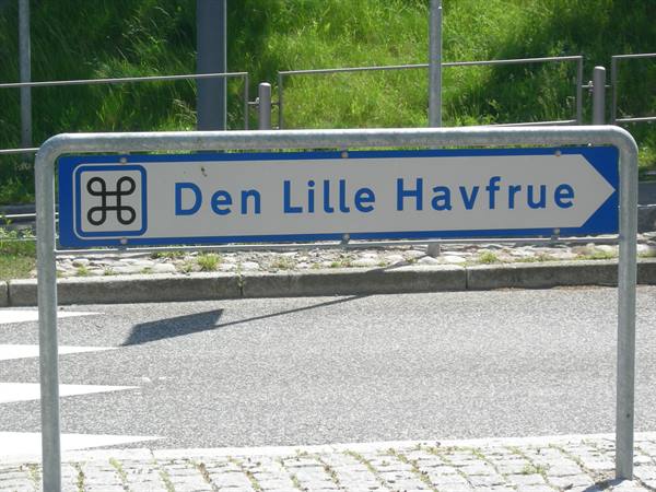 Blue tourist sign pointing to Den Lille Havfrue, the Little Mermaid