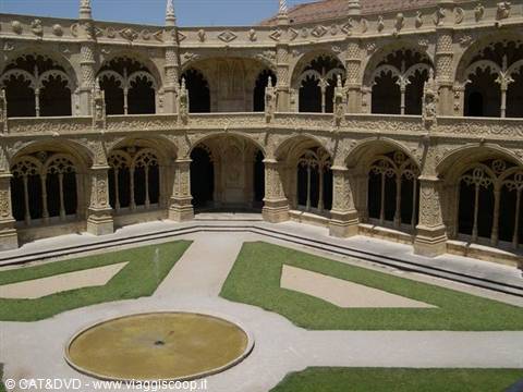 Manueline cloister of the Jerónimos Monastery, carved stone arcades around central fountain