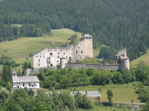 panorama of the hotel 'Burg Heimfels' (Heinfels)