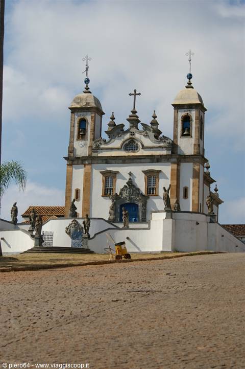 White baroque church with stone prophet statues, Congonhas