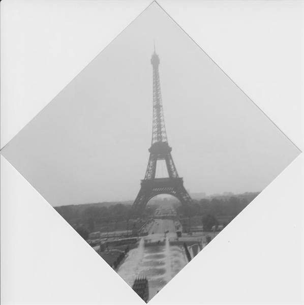 Eiffel Tower in black and white seen from the Trocadéro gardens