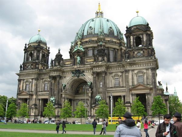 Berlin: the cathedral with green copper domes under a cloudy sky