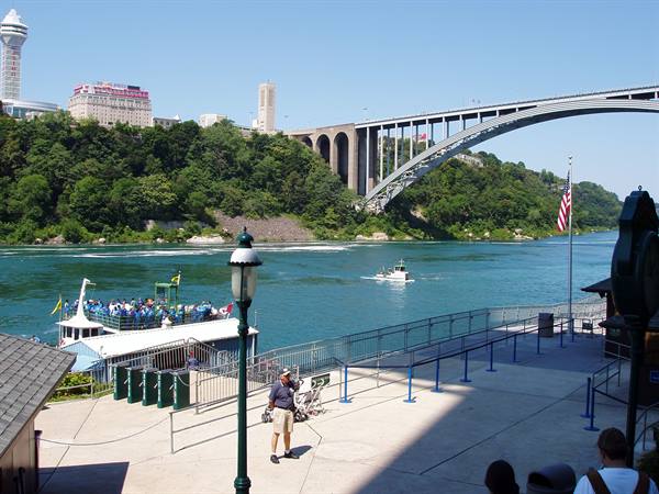 bridge to go to canada