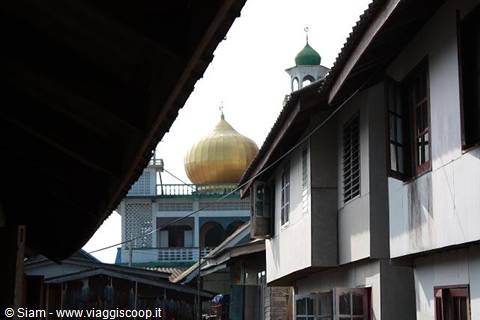 13/12/08 James Bond Island excursion, mosque inside the village