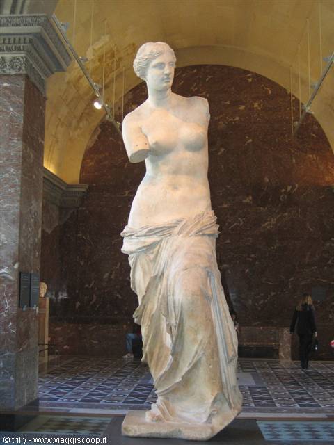 The armless Venus de Milo marble statue beneath the Louvre's red arch