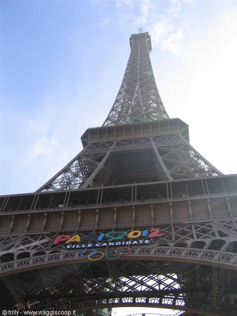 The Eiffel Tower in iron with the Paris 2012 candidate city banner