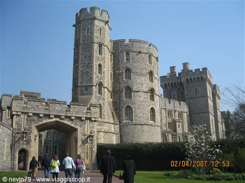 Visitors walk toward the stone gate of Windsor Castle