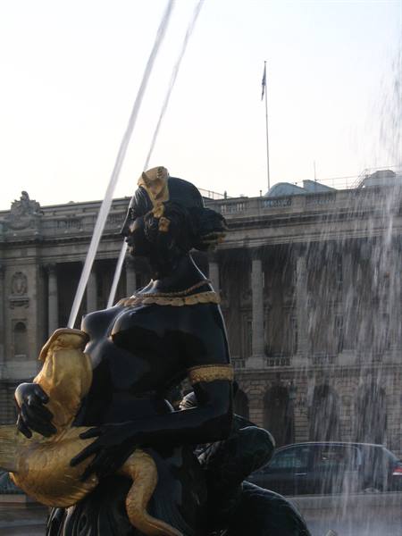 Place de la Concorde fountain: gilded bronze statue with water jets