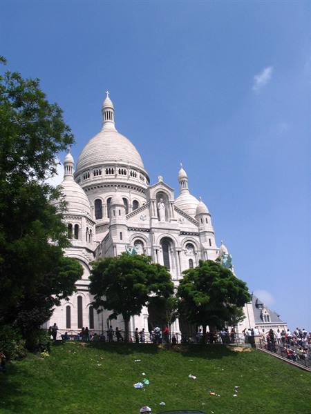 Tourists on the steps in front of the Sacré-Cœur basilica in Montmartre, Paris