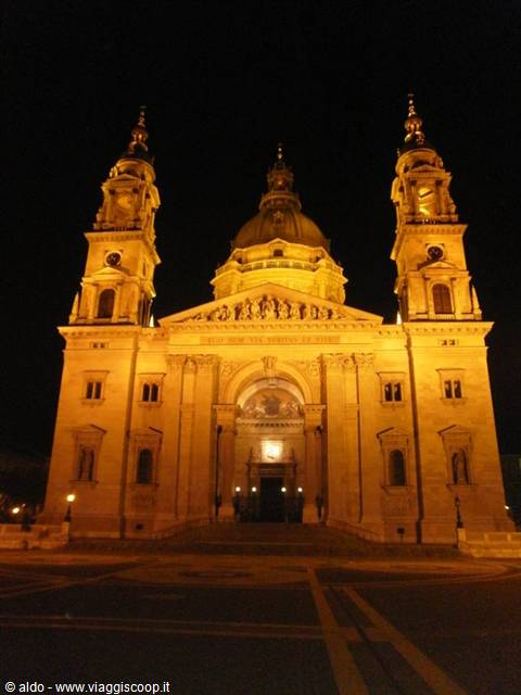 Basilica Santo Stefano by night