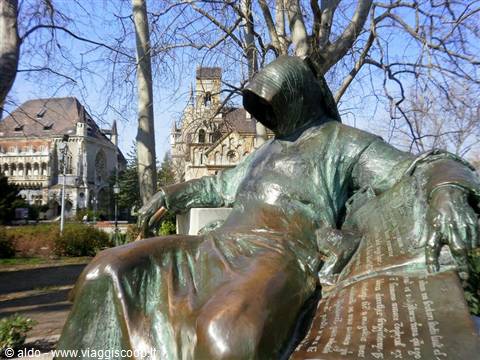 Statue of the anonymous chronicler