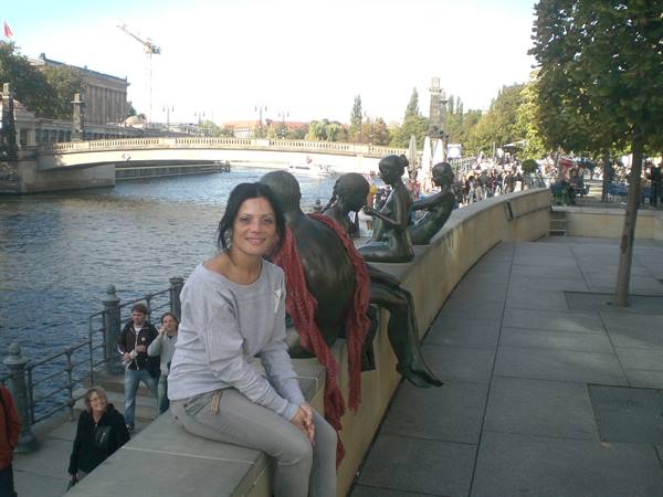Bronze statues along the Spree